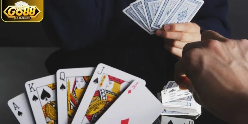 Nhiệm vụ của game là tạo tổ hợp Phỏm lý tưởng